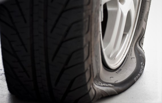 Crevaison de voiture : comment changer une roue crevée en toute sécurité ? Crevaison de voiture : comment changer une roue crevée en toute sécurité ?